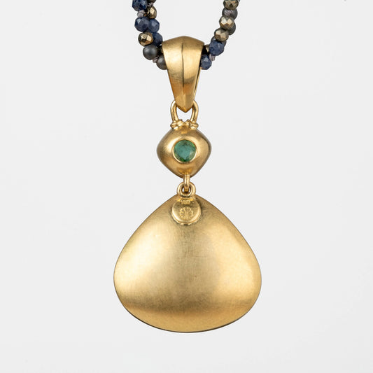 Rückwärtige Ansicht Anhänger: tiefblaer Aquamarintropfen ( geschlossen gefasst), grüner Turmalin ( offen gefasst) in 750er Gelbgold gefas