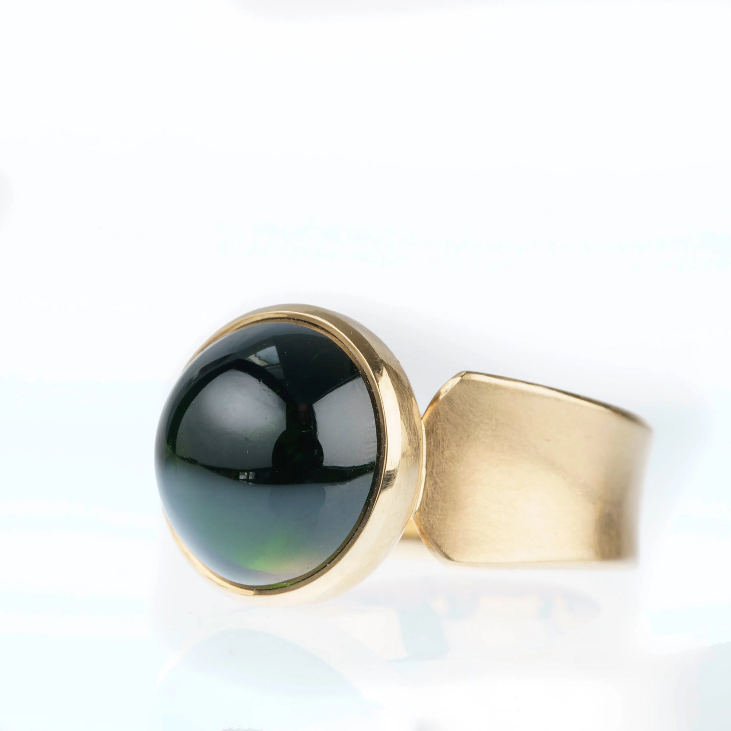 Ring mit grünem runden Turmalin in 750 Rosegold