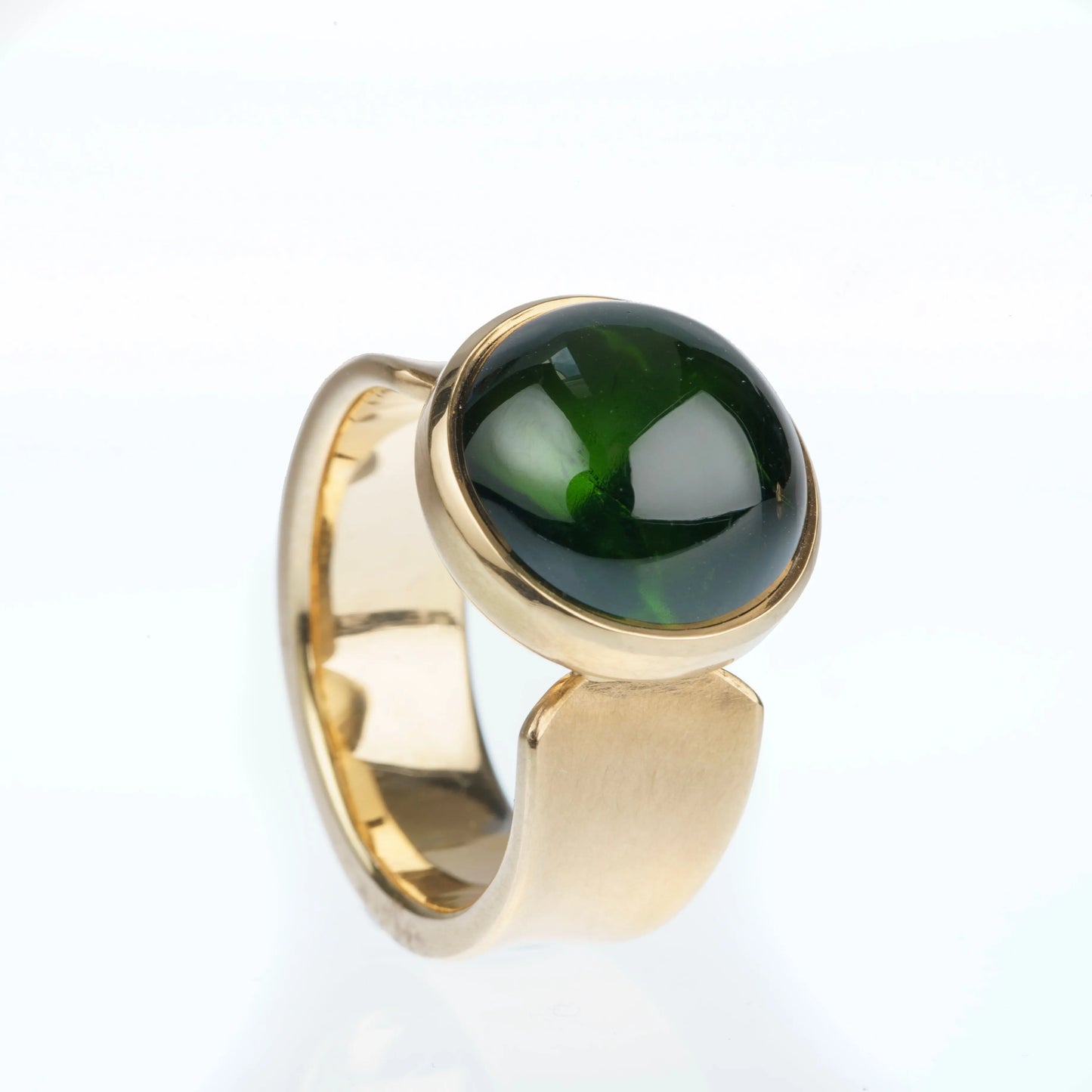 Ring mit grünem runden Turmalin in 750 Rosegold