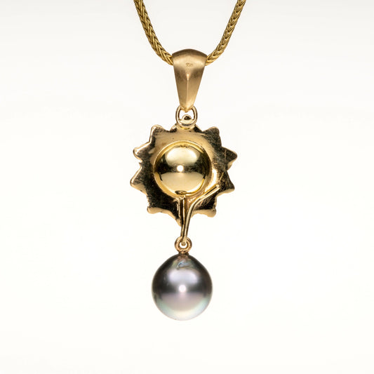 Mohn-Anhänger mit Tahitiperle rückwärtige Ansicht