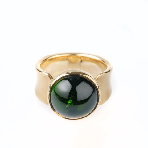 Ring mit grünem runden Turmalin in  750 Rosegold 