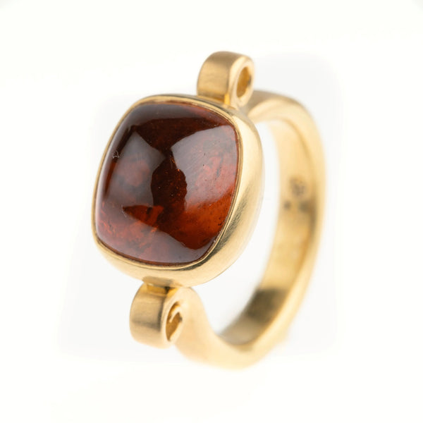 Schnörkelring mit Mandaringranat in Kissenform Teuscher Berlin Jewellery