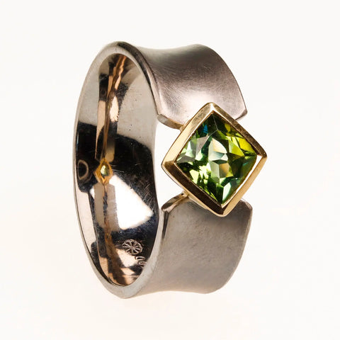 Palladium Ring mit grünem Turmalin in Gelbgold gefasst Teuscher Berlin Schmuck