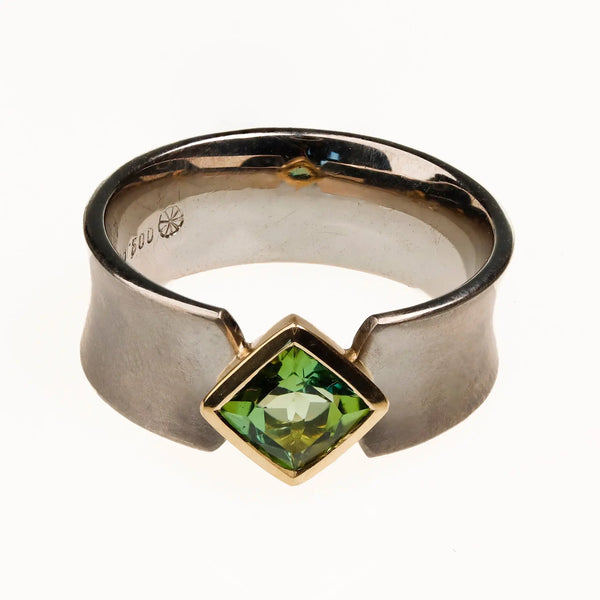 Palladium Ring mit grünem Turmalin in Gelbgold gefasst Teuscher Berlin Schmuck