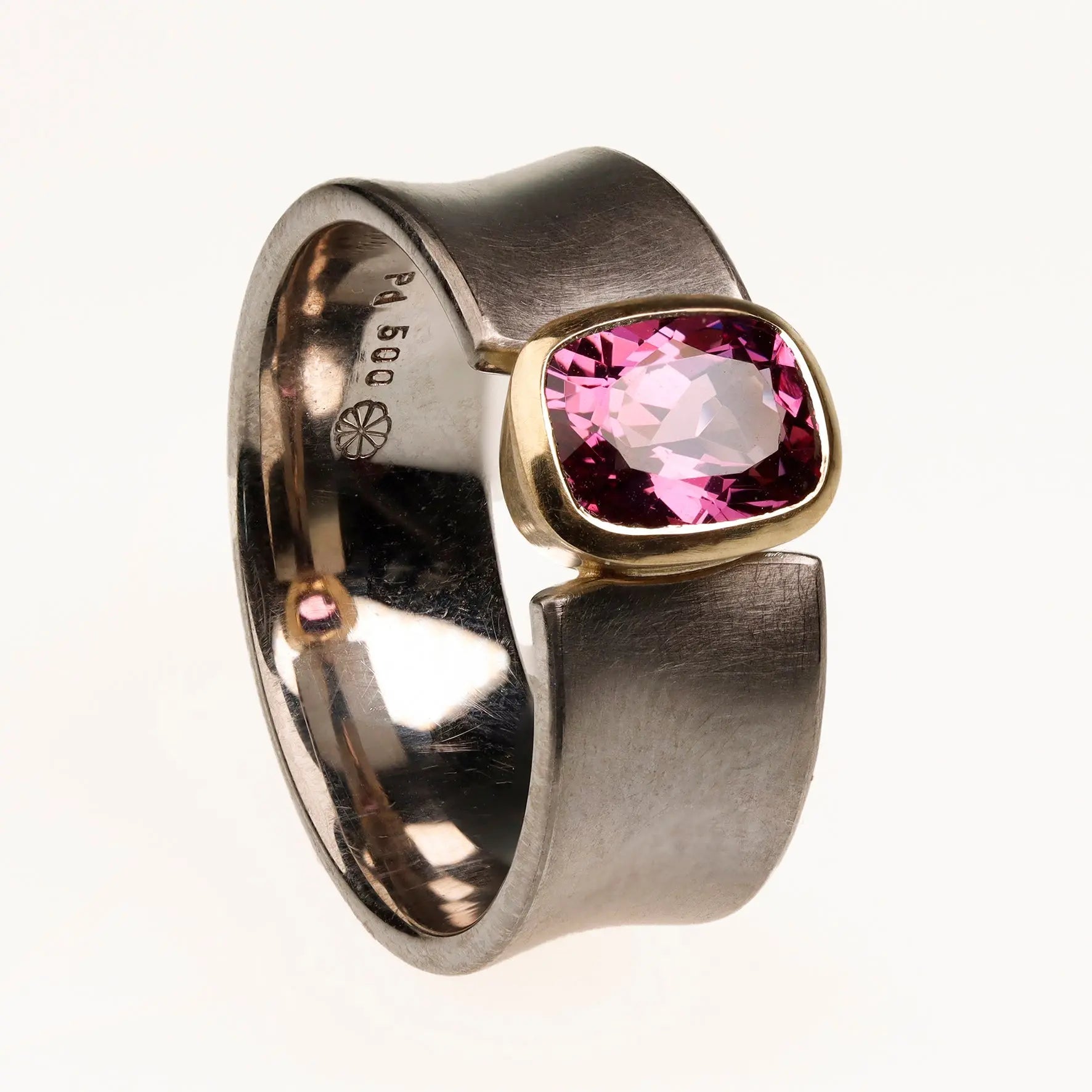 Palladium Ring mit rotem Rodolith in 750er Gelbgold gefasst Teuscher Berlin Schmuck