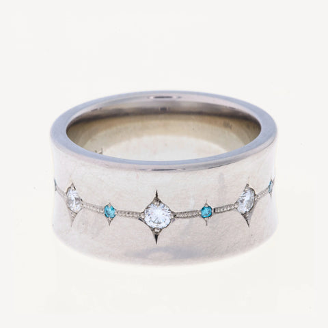 Konkaver Bandring 950Platin mit blauen und weissen Brillanten