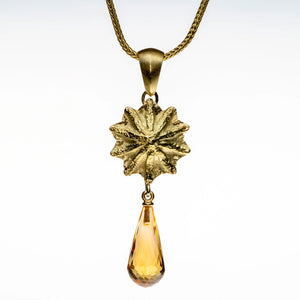 Anhänger Mohnkapseldeckel aus 750er Gelbgold mit Citrinpampel