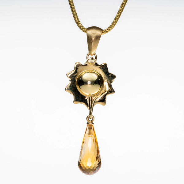 Rückwärtige Ansicht Anhänger Mohnkapseldeckel aus 750er Gelbgold mit Citrinpampel