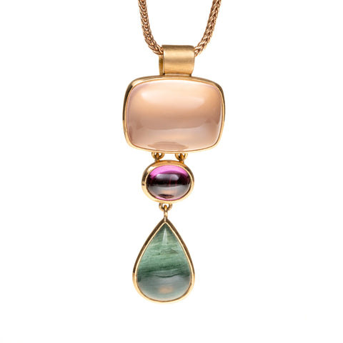 "Holy Trinity": Rosenquarzkissen, Granatcabochon, Aquamarintropfen in 833 Rotgold