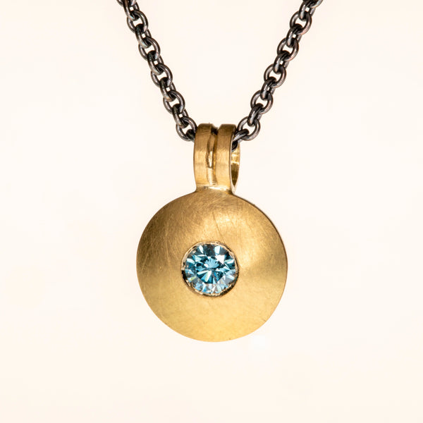 Goldlinse aus 750er Gelbgold mit blauem Brillanten