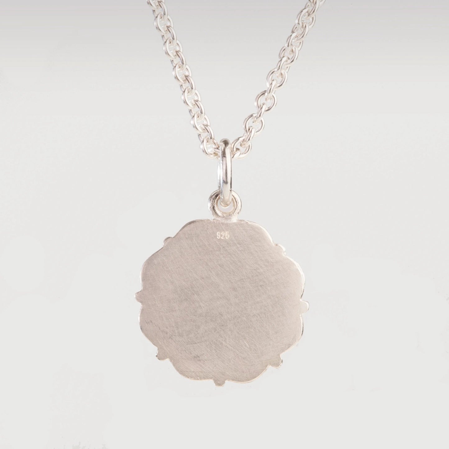 Rückwärtige Ansicht: glatte Medallionoberfläche des Christopherusanhängers in Sterlingsilber