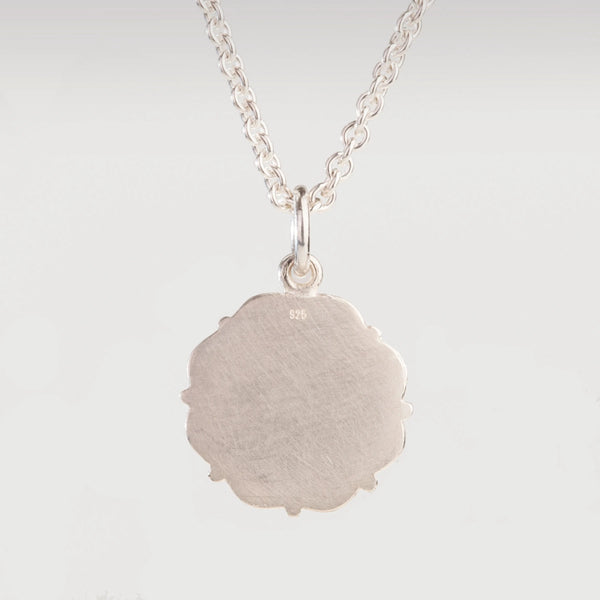 Rückwärtige Ansicht: glatte Medallionoberfläche des Christopherusanhängers in Sterlingsilber